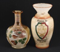 Lote 365 - CONJUNTO EM VIDRO - Composto de garrafa em vidro fosco e castanho com decoração floral e jarra 1 em vidro pintado com emblema de clube e data de 17-8-1911. Dim: 17 e 20 cm respectivamente