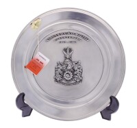 Lote 374 - PRATO COMEMORATIVO EM ESTANHO - Decoração relevada com brasão de armas e inscrição "Manutenção Militar 1º Centenário 1897-1997", marca gravada na base. Dim: 25 cm