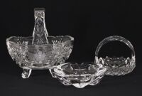 Lote 135 - ANELEIRA, CINZEIRO E CESTA DECORATIVA EM CRISTAL E VIDRO - Conjunto de 3 peças com decoração relevada, modelos e decorações diferentes. Dim: 15x15x8 cm (maior). Nota: sinais de uso, aneleira com asa colada e cinzeiro com falha