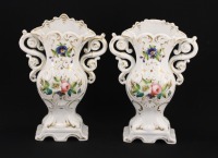 Lote 3 - VISTA ALEGRE, JARRAS DE ALTAR, SÉC. XIX - Par de jarras em porcelana marcada na base (1870-1880), decoração floral policromada com ornamentos dourados, pegas recortadas vegetalistas. Dim: 24 cm. Nota: sinais de uso, uma com falha