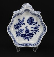 Lote 5 - VISTA ALEGRE, COVILHETE CONCHEADO EM PORCELANA -Decoração "Margão" com flores a azul, marcado na base. Dim: 21 cm