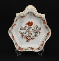 Lote 18 - VISTA ALEGRE, COVILHETE CONCHEADO EM PORCELANA -Decoração "Magnólia" com flores, pássaros e ornamentos dourados, marcado na base. Dim: 21 cm