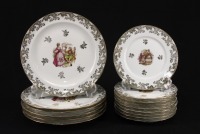 Lote 20 - PARTE DE SERVIÇO DE JANTAR EM PORCELANA DE LIMOGES - Composto de 6 pratos rasos e 9 pratos de sobremesa. Decoração a dourado e reservas centrais com cenas galantes policromadas. Dim: 25 e 19 cm respectivamente. Nota: marcados na base