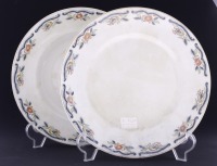 Lote 127 - PRATOS EM FAIANÇA - Conjunto de prato de sopa e prato raso com decoração floral policromada e friso dourado, marcados na base. Dim: 25 cm. Nota: sinais de uso