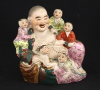 Lote 128 - BUDA SORRIDENTE - Escultura oriental em porcelana representando Buda sentado com crianças com decoração policromada. Dim: 15 cm