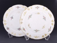 Lote 135 - PRATOS EM PORCELANA - Par de pratos de sobremesa com decoração floral policromada e ornamentos dourados. Dim: 21 cm. Nota: sinais de uso