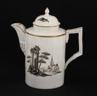 Lote 144 - BULE EM PORCELANA - Decoração a negro com paisagens, com frisos dourados. Dim: 22 cm. Nota: pega com colagem