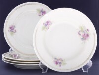 Lote 145 - VISTA ALEGRE, PRATOS - Conjunto de 5 pratos marcados na base, decoração floral policromada com frisos dourados, 4 rasos e 1 de sopa. Dim: 24 cm. Nota: sinais de uso, com falhas