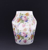 Lote 147 - COF, JARRA EM PORCELANA - Decoração floral policromada, marcada na base. Dim: 20 cm. Nota: sinais de uso