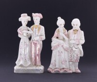 Lote 150 - FIGURAS DECORATIVAS EM PORCELANA - Conjunto de 2 pares de figuras românticas, decoração em tom rosa com dourados. Dim: 20 cm (maior). Nota: sinais de uso