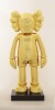 Lote 5 - KAWS (AFTER), DORAEMON - Escultura/múltiplo em fiberglass gold, motivo "Doraemon", assente em base preta. Dim: 80 cm. Nota: Brian Donnelly, também conhecido como KAWS, é um artista e designer americano nascido em 1974 em Jersey City, Nova Jersey,