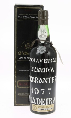 Lote 3 - MADEIRA D'OLIVEIRAS 1977 - Garrafa de Vinho da Madeira, Reserva Terrantez 1977, Meio Seco, Pereira D'Oliveira, Funchal, (750ml - 20%vol.). Nota: garrafa idêntica à venda por € 387.95. Em caixa de cartão original. Consultar valor indicativo em ht