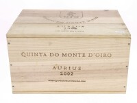 Lote 4 - QUINTA DO MONTE D'OIRO 2002 - 6 garrafas de Vinho Tinto, Vinho Regional Estremadura, Aurius 2002, Quinta do Monte D'Oiro, José Bento dos Santos, (750ml - 14,5%vol.). Nota: conjunto com um valor de venda de € 237. Em caixa de madeira original fech