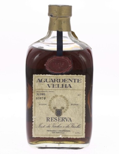 Lote 5 - AGUARDENTE IVV 25 ANOS - Garrafa de Aguardente Velha de Vinho, Reserva 25 Anos, Envelhecida em cascos de Carvalho do Instituto da Vinha e do Vinho, (750ml - 40%vol.). Nota: garrafa idêntica à venda por € 125. Engarrafamento limitado tendo a prese