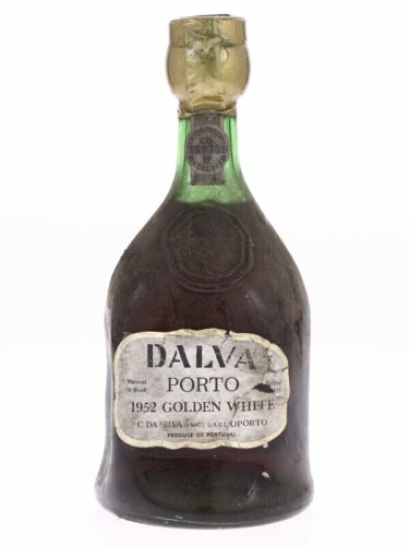 Lote 9 - PORTO DALVA 1952 - Garrafa de Vinho do Porto, 1952, engarrafado em 1979, Golden White, C. da Silva Vinhos, (750ml). Nota: garrafa idêntica à venda por € 270. Rótulo manuscrito. Consultar valor indicativo em https://t.ly/-TsPE