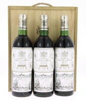 Lote 15 - HEREDEROS DEL MARQUÉS DE RISCAL RESERVA 1992 - 3 garrafa de Vinho Tinto Espanhol, Rioja DOC, Reserva 1992, Vinos de los Herederos del Marqués de Riscal, Elciego, Espanha, (750ml - 12,5%vol.). Nota: conjunto com um valor de venda de € 180. Em cai