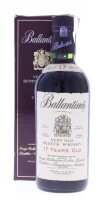 Lote 26 - WHISKY BALLANTINE'S 17 ANOS - Garrafa de Whisky, Very Old Scotch Whisky, 17 Years Old, George Ballantine & Son, Escócia, (750ml - 42&vol.). Nota: garrafa idêntica à venda por € 417 (£ 350). Em caixa de cartão original. garrafa dos anos 1980s. Co