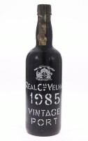 Lote 70 - PORTO REAL COMPANHIA VELHA VINTAGE 1985 - Garrafa de Vinho do Porto ,Vintage 1985, (750ml - 21%vol.). Nota: garrafa idêntica à venda por € 79.95. Consultar valor indicativo em https://www.garrafeiranacional.com/1985-real-companhia-velha-vintage-