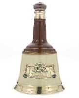 Lote 83 - WHISKY BELL'S - Garrafa decanter de Whisky, Blended Scotch Whisky, Specially Selected, Arthur Bell & Sons, Scotland, (750ml aprox.). Nota: garrafa com um valor médio de venda de € 110. Consultar valor indicativo em https://t.ly/m7rD