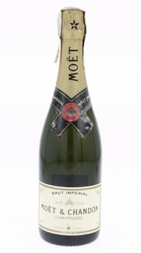 Lote 101 - CHAMPAGNE MOET & CHANDON - Garrafa de Champagne Francês, Brut Imperial, Moët et Chandon Epernay, França (750ml - 12% vol.). Nota: garrafa idêntica à venda por € 49.90. Consultar valor indicativo em https://www.garrafeiranacional.com/champagne-m