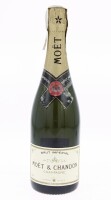 Lote 101 - CHAMPAGNE MOET & CHANDON - Garrafa de Champagne Francês, Brut Imperial, Moët et Chandon Epernay, França (750ml - 12% vol.). Nota: garrafa idêntica à venda por € 49.90. Consultar valor indicativo em https://www.garrafeiranacional.com/champagne-m