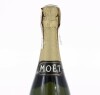 Lote 101 - CHAMPAGNE MOET & CHANDON - Garrafa de Champagne Francês, Brut Imperial, Moët et Chandon Epernay, França (750ml - 12% vol.). Nota: garrafa idêntica à venda por € 49.90. Consultar valor indicativo em https://www.garrafeiranacional.com/champagne-m - 4