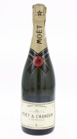 Lote 126 - CHAMPAGNE MOET & CHANDON - Garrafa de Champagne Francês, Brut Imperial, Moët et Chandon Epernay, França (750ml - 12% vol.). Nota: garrafa idêntica à venda por € 49.90. Consultar valor indicativo em https://www.garrafeiranacional.com/champagne-m