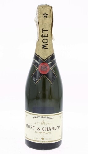 Lote 150 - CHAMPAGNE MOET & CHANDON - Garrafa de Champagne Francês, Brut Imperial, Moët et Chandon Epernay, França (750ml - 12% vol.). Nota: garrafa idêntica à venda por € 49.90. Consultar valor indicativo em https://www.garrafeiranacional.com/champagne-m