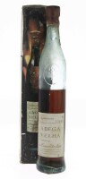 Lote 152 - AGUARDENTE ADEGA VELHA - Garrafa de Aguardente Reserva, Casa d'Avelleda, Aveleda, Penafiel, (700ml - 39%vol.). Nota: apreszenta muito acentuada perda e lacre danificado. Em caixa de cartão original