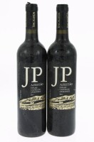 Lote 170 - JP AZEITÃO SYRAH, CASTELÃO E ARAGONEZ 2017 - 2 garrafas de Vinho Tinto, Vinho Regional Península de Setúbal, syrah, Castelão e Aragonez, 2017, Bacalhôa Vinhos de Portugal, Azeitão, (750ml - 13,5%vol.)