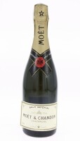 Lote 174 - CHAMPAGNE MOET & CHANDON - Garrafa de Champagne Francês, Brut Imperial, Moët et Chandon Epernay, França (750ml - 12% vol.). Nota: garrafa idêntica à venda por € 49.90. Consultar valor indicativo em https://www.garrafeiranacional.com/champagne-m