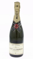 Lote 198 - CHAMPAGNE MOET & CHANDON - Garrafa de Champagne Francês, Brut Imperial, Moët et Chandon Epernay, França (750ml - 12% vol.). Nota: garrafa idêntica à venda por € 49.90. Consultar valor indicativo em https://www.garrafeiranacional.com/champagne-m