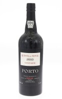 Lote 199 - PORTO QUINTA DO NOVAL VINTAGE 2003 - Garrafa de Vinho do Porto, Vintage 2003, engarrafado em 2005, Quinta do Noval Vinhos, Pinhão, (750ml - 19,5%vol.). Nota: garrafa idêntica à venda por € 109.50. Consultar valor indicativo em https://www.garra