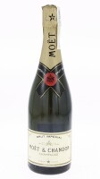 Lote 222 - CHAMPAGNE MOET & CHANDON - Garrafa de Champagne Francês, Brut Imperial, Moët et Chandon Epernay, França (750ml - 12% vol.). Nota: garrafa idêntica à venda por € 49.90. Consultar valor indicativo em https://www.garrafeiranacional.com/champagne-m