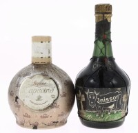 Lote 254 - GARRAFAS DE LICOR - 2 garrafas de Licor sendo 1 garrafa de Cremoleite Inissore , (700ml aprox.) e 1 garrafa de Liqueur Capucine, (700ml - 18%vol.9