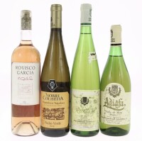 Lote 350 - GARRAFAS DE VINHO - 4 garrafas de Vinho sendo 1 garrafa de Vinho Branco Adiafa, 1 garrafa de Vinho Verde Nobre Colheita Alvarinho e Trajadura, 1 garrafa de Vinho Branco Ribaleve e 1 garrafa de Vinho Rosé Rovisco Garcia 2016, (750ml)