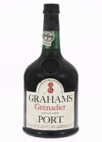 Lote 465 - PORTO GRAHAM'S GRENADIER - Garrafa de Vinho do Porto, Fine Old Tawny Port, W & J Graham & Cº, (750ml). Nota: garrafa idêntica foi vendida por € 120 na Oportunity Leilões. Rótulo algo danificado. Consultar valor indicativo em https://encurtador.