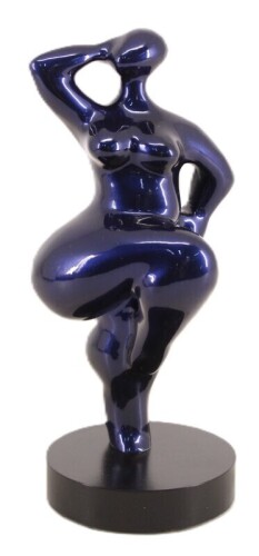 Lote 75 - BAILA, ESCULTURA EM RESINA - Escultura em resina e pó de pedra "Blue Metalic" segundo original de Juliani MO. Dim: 21 cm. Nota: edição da Ene by Juliarte. Com caixa