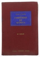 Lote 15 - COMPÊNDIO DE QUÍMICA PARA O 3º CICLO, LIVRO - Por Rómulo de Carvalho, Livraria Studium Editora, 1950. Exemplar numerado e autenticado pelo Ministério da Educação Nacional. Encadernação editorial. Dim: 23,5x16,5 cm. Nota: carimbo de posse na folh