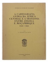 Lote 19 - A CARTOGRAFIA ANTIGA DA ÁFRICA CENTRAL E A TRAVESSIA ENTRE ANGOLA E MOÇAMBIQUE, 1500-1860, LIVRO - Por A. Teixeira da Mota, Lourenço Marques, Sociedade de Estudos de Moçambique, 1964. Dim: 25x19,5 cm