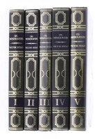 Lote 76 - OS MISERÁVEIS, LIVROS - 5 Vols. (Completo). Por Victor Hugo. Edição do Círculo de Leitores, Lisboa, 1978. Dim: 24,5x16 cm. Encadernações cartonadas com ferros a ouro. Ilustrados. Nota: exemplares bem estimados