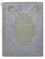 Lote 89 - LES ARTS DÉCORATIFS MODERNES (FRANCE), LIVRO - Por Gaston Quénioux, edição em língua francesa, Librairie Larousse, Paris. Dim: 27,5x21 cm. Encadernação cartonada em tela com ferros a ouro e prata. Ilustrado com 830 gravuras, 2 pranchas a cores.