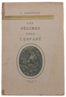 Lote 99 - LES REGIMES CHEZ L'3NFANT, LIVRO - Por L. Babonneix, edição em língua francesa da Masson et Cie. Dim: 26x17,5 cm. Nota: sinais de manusemento