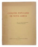 Lote 105 - CANÇÕES POPULARES DE NOVA LISBOA - Por AA.VV. Com ensaio interpretativo de Alfredo Margarido. 1ª Edição. Edição da Casa dos Estudantes do Império, 1964. 55 Págs. Dim: 21,5x17 cm. Encadernação de capa de brochura. Raro. Nota: sinais de manuseame