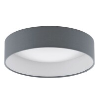 Lote 91 - Candeeiro de teto PALOMARO LED. O mesmo apresenta uma elegante cúpula de tecido tule e um discreto painel de luz em plástico branco. Equipado com LEDs integrados, oferece uma iluminação suave de luz branca quente, ideal para criar ambientes acol