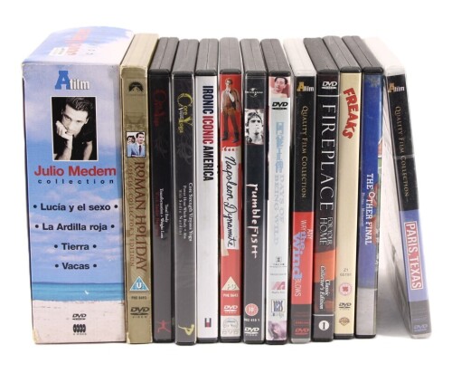 Lote 53 - FILMES EM DVD - Conjunto de 14 filmes entre os quais 4 obras de Julio Medem, "Roman Holiday" e "Paris Texas" juntos com 2 dvd sobre Yoga. Nota: em caixas originais. Não testados