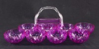 Lote 59 - CONJUNTO EM ACRÍLICO - Composto de suporte de guardanapos em acrílico roxo e translucido e 8 taças em acrílico roxo. Dim: 15x20x18 cm e 6x12 cm respectivamente