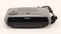 Lote 64 - PHILIPS, RÁDIO DESPERTADOR - Modelo com relógio digital e rádio de 2 bandas. Nota: a funcionar. Falta da tampa da pilha