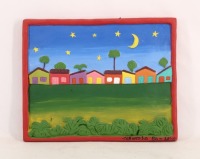 Lote 128 - PAINEL DECORATIVO EM BARRO - Painel de suspensão em barro com decoração policromada e relevada de paisagem com casario. Dim: 22,5x28 cm. Nota: marcado Trancoso BA-Leno