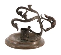 Lote 138 - PALMATÓRIA EM METAL - Base de formato circular com copo de vela e pega com decoração vegetalista e figura de lagarto. Dim: 10 cm. Nota: sinais de uso